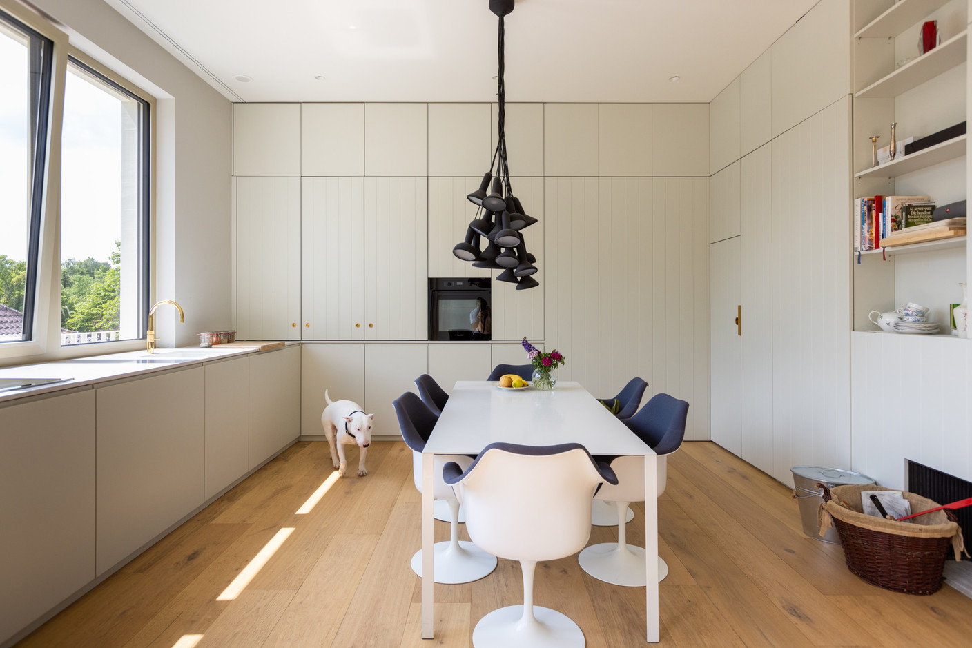 Dans la cuisine, la plupart des équipements et des rangements sont dissimulés derrière des portes pour apporter de la quiétude visuelle quand on ne s’en sert pas. (Photo: Romain Gamba/Maison Moderne)