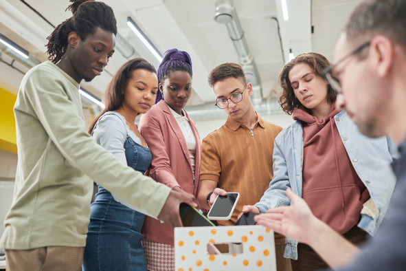 À partir du lundi 2 juin, les smartphones seront exclus des cours au lycée, au minimum. (Photo: Shutterstock)