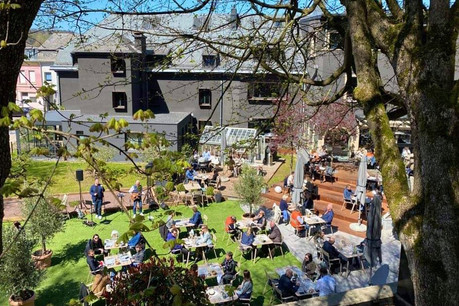 Le soleil, de bons petits plats arrosés des meilleurs crus luxembourgeois et un groupe live au bord du terrain de pétanque… les dimanches à l’Hostellerie du Grünewald ont tout bon. (Photo: Aline Bourscheid)