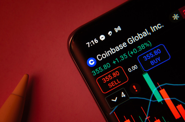 Le régulateur lui reproche d’avoir laissé son compte de sauvegarde insuffisamment approvisionné pendant de longues périodes. Des défauts dans la conception des systèmes et des contrôles insuffisants auraient empêché Coinbase Ireland de calculer et de protéger correctement les montants dus à ses clients.  (Photo: Shutterstock)