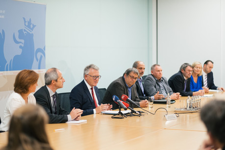 Direction, syndicats et responsables de l’Adem réunis en 2017 autour du ministre du Travail de l’époque, Nicolas Schmit, pour signer le dernier accord tripartite en date. (Photo: Sébastien Goossens/Archives Paperjam)