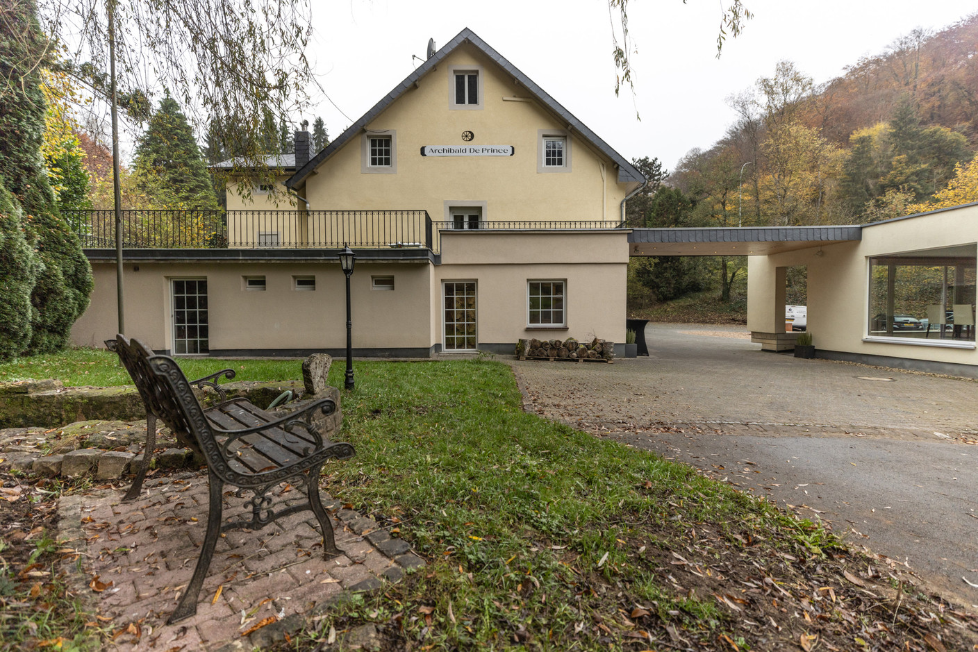 The hotel-restaurant enjoys an ideal location in the heart of nature. Photo: Guy Wolff/Maison Moderne
