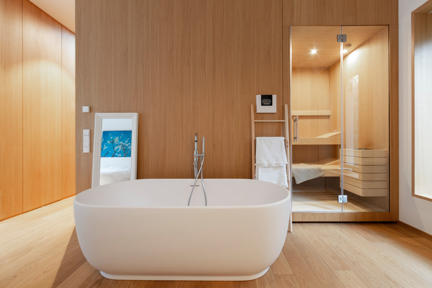 The use of wood is also favoured in the interior design. Photo: Patty Neu