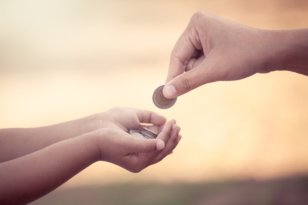 Entre 2014 et 2019, le pourcentage de parents donnant régulièrement de l’argent de poche a augmenté de 5%, et le pourcentage de ceux qui le versent directement sur un compte bancaire a presque doublé (de 8% en 2014 à 14% en 2020). (Photo: Shutterstock)