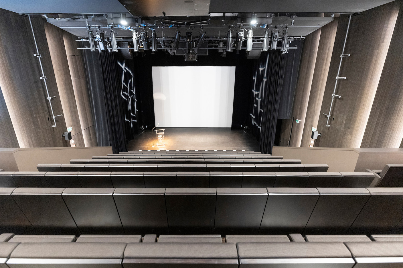 La salle de cinéma a été transformée pour être aussi salle de spectacles. (Photo: Guy Wolff/Maison Moderne)