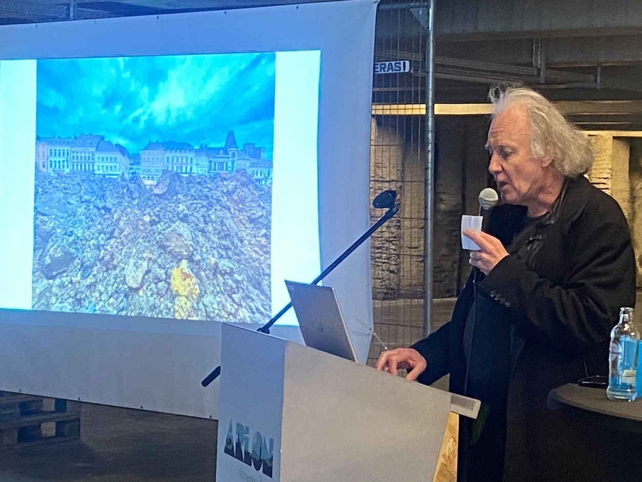 L’architecte aux manettes des travaux, le Liégeois Pierre Hebbelinck, avec une photo impressionnante des travaux de déblaiements. (Photo: Maison Moderne)