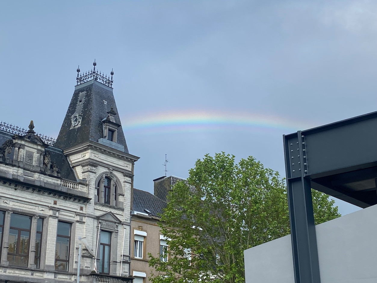 Un arc-en-ciel au-dessus du batiment de la Poste, a précédé l’inauguration de quelques minutes. (Photo: Maison Moderne)