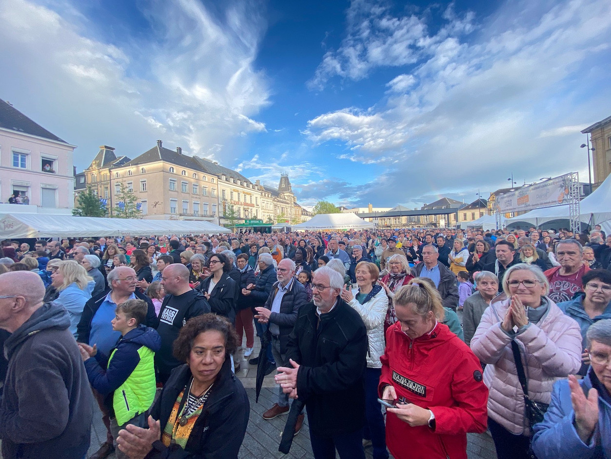 Une foule nombreuse a profité de l’accalmie de la météo pour prendre part à l’inauguration de l’espace. (Photo: Maison Moderne)