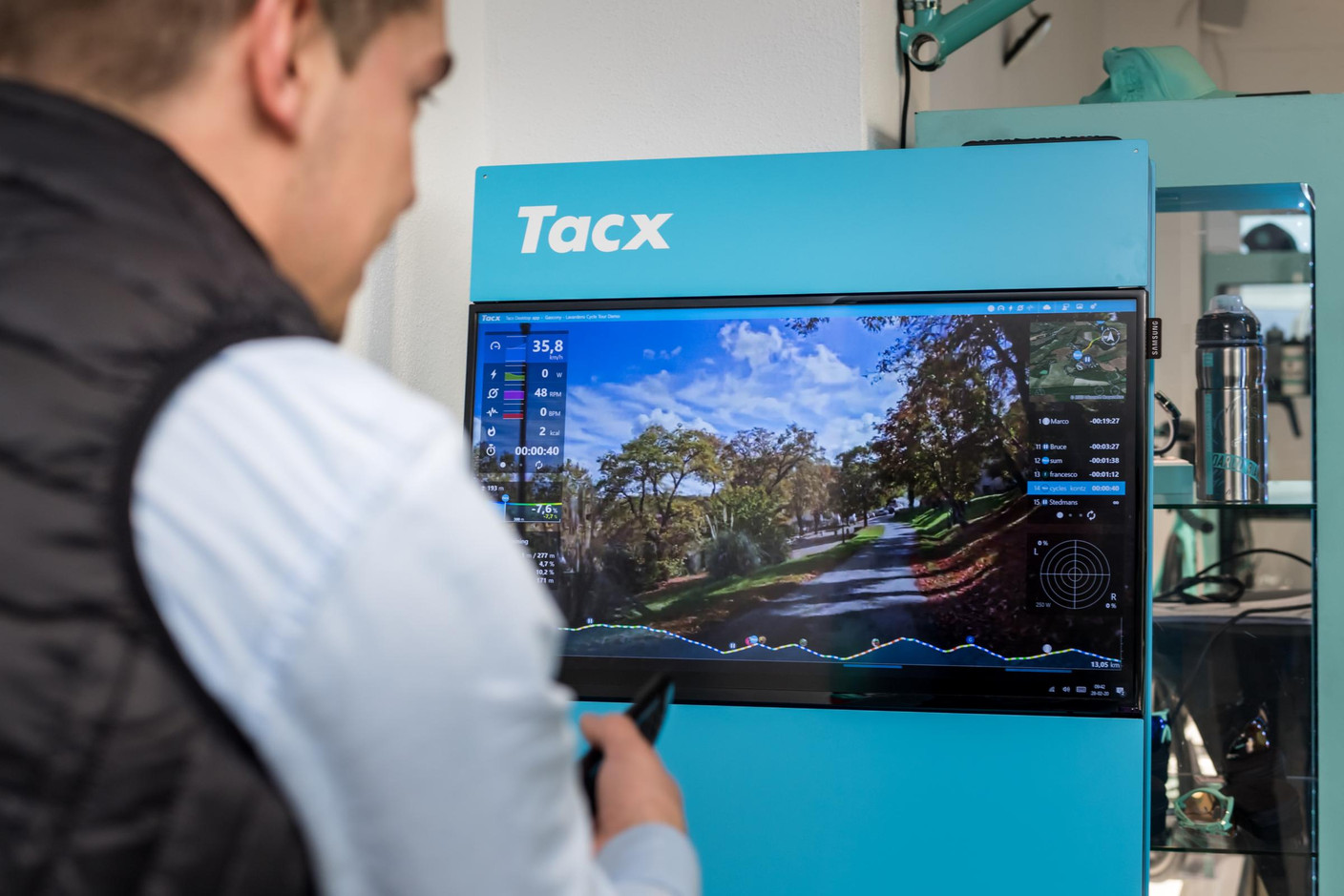L’entraînement se prolonge aussi en intérieur avec un système baptisé Tacx. (Photo: Nader Ghavami)