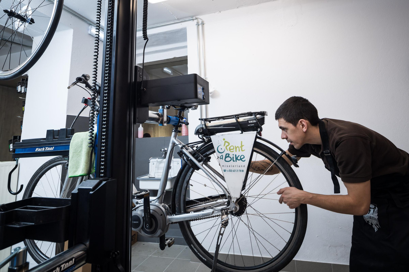 Une partie des réparations effectuées sur place concerne aussi des sociétés de location de vélos. (Photo: Nader Ghavami)