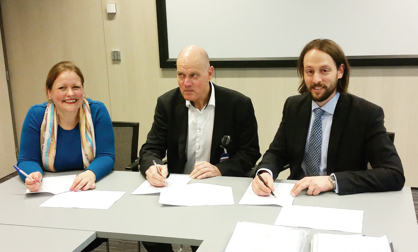 Accord de cession historique signé en 2015 avec le groupe suédois Bilia AB pour la reprise de l’activité BMW et Mini. (Photo: Arnold Kontz Group)