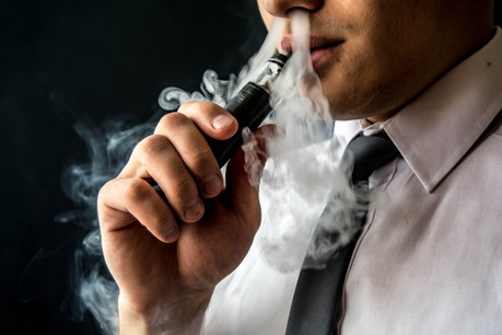 Après six décès et près de 400 cas de maladies pulmonaires, les autorités américaines s’apprêtent à interdire certains arômes. Prudence, répond le ministère de la Santé, qui ne doute pas de la dépendance que crée la cigarette électronique. (Photo: Shutterstock)