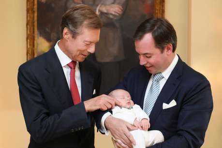 Les communications récentes de la Cour se concentrent sur S.A.R. le Grand-Duc Henri, sans son épouse, comme lors de la présentation de son petit-fils, le Prince Charles, premier enfant de S.A.R. le Grand-Duc héritier Guillaume. (Photo: Cour grand-ducale/Sophie Margue)