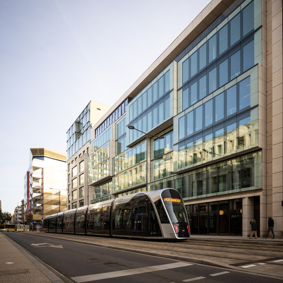 La façade a été dessinée pour être vue de bais, car la rue est relativement étroite. (Photo: Guy Wolff/Maison Moderne)