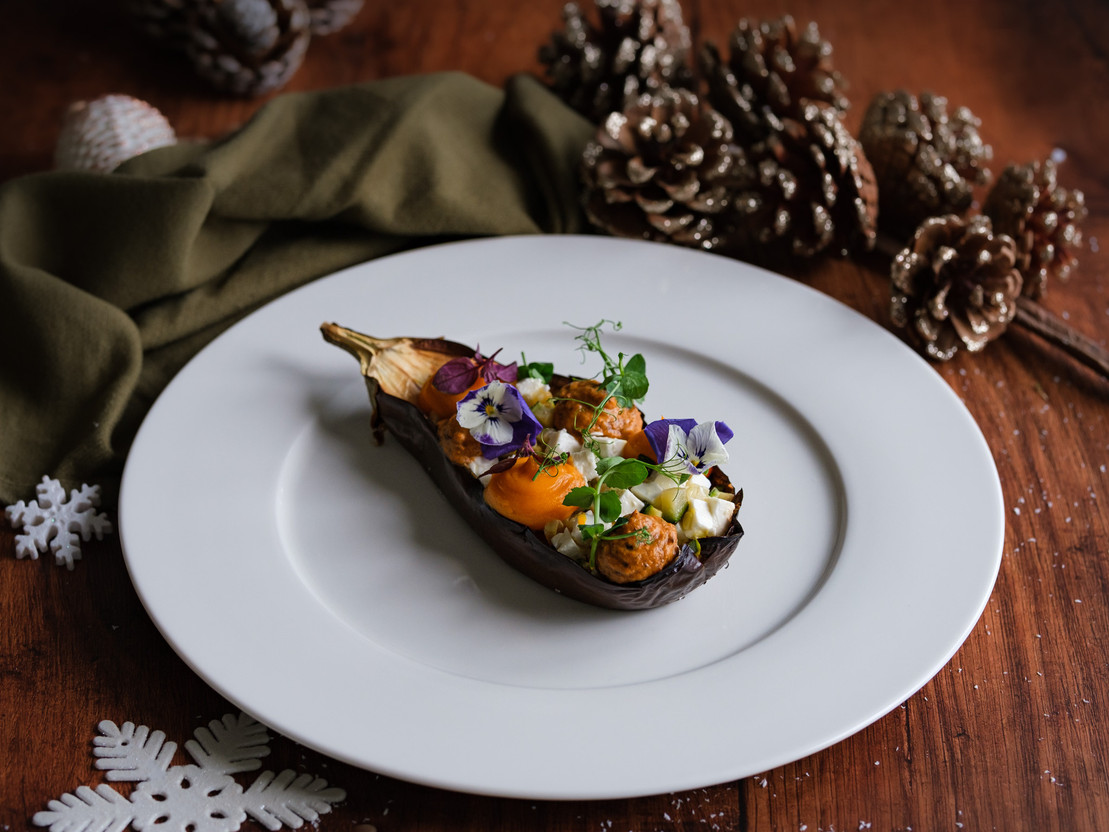 Équilibre végétarien : Aubergine farcie de feta et courgette, accompagnée de coriandre et purée de carotte (Photo: Eléonore Arnold)