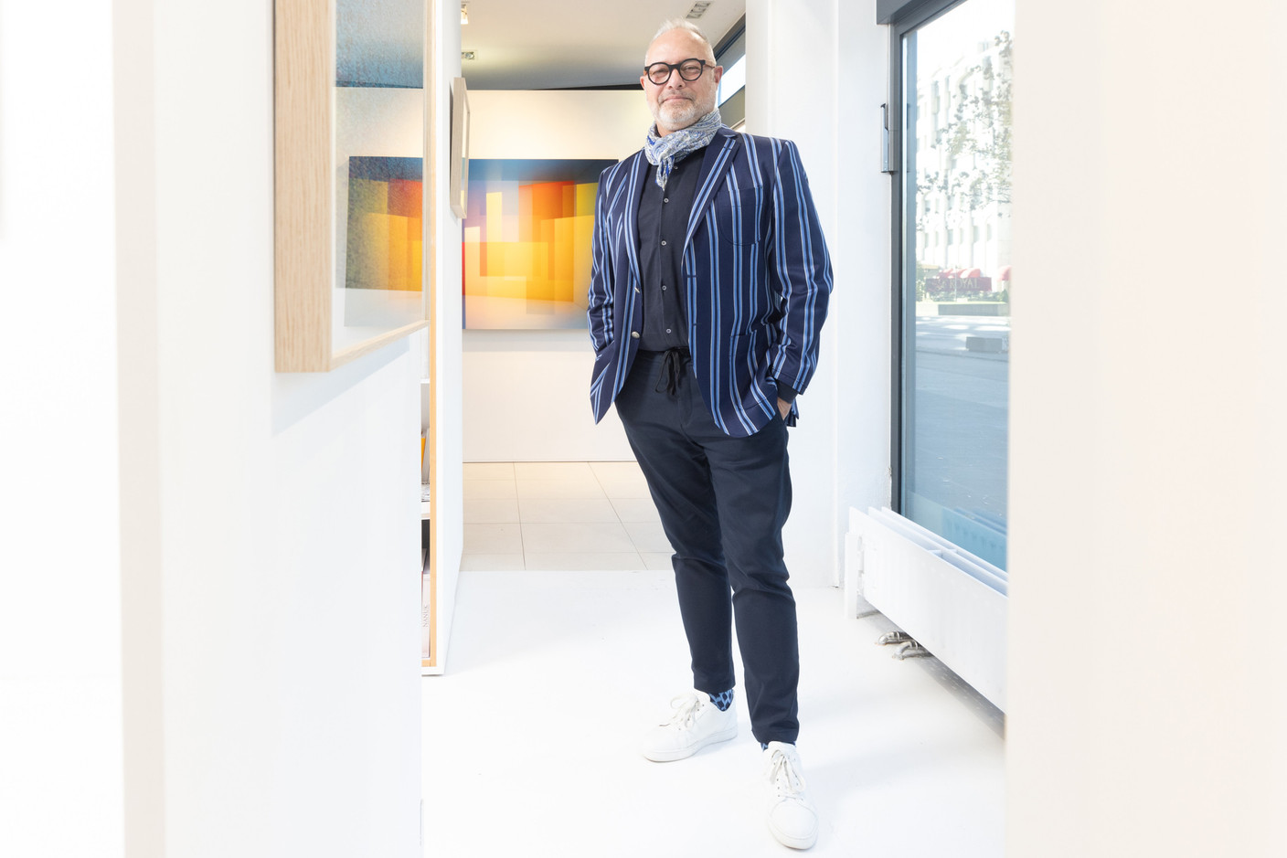 Luc Schroeder surprend par les dialogues créés entre les univers très différents des artistes contemporains exposés. (Photo: Guy Wolff/Maison Moderne)