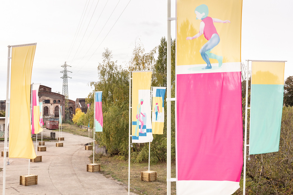 L’installation d’une «forêt» de 60 drapeaux par Julie Wagener, à l’entrée du site de la Rout Lëns, illustre le retour de la vie sur le site. (Photo: Boris Loder)