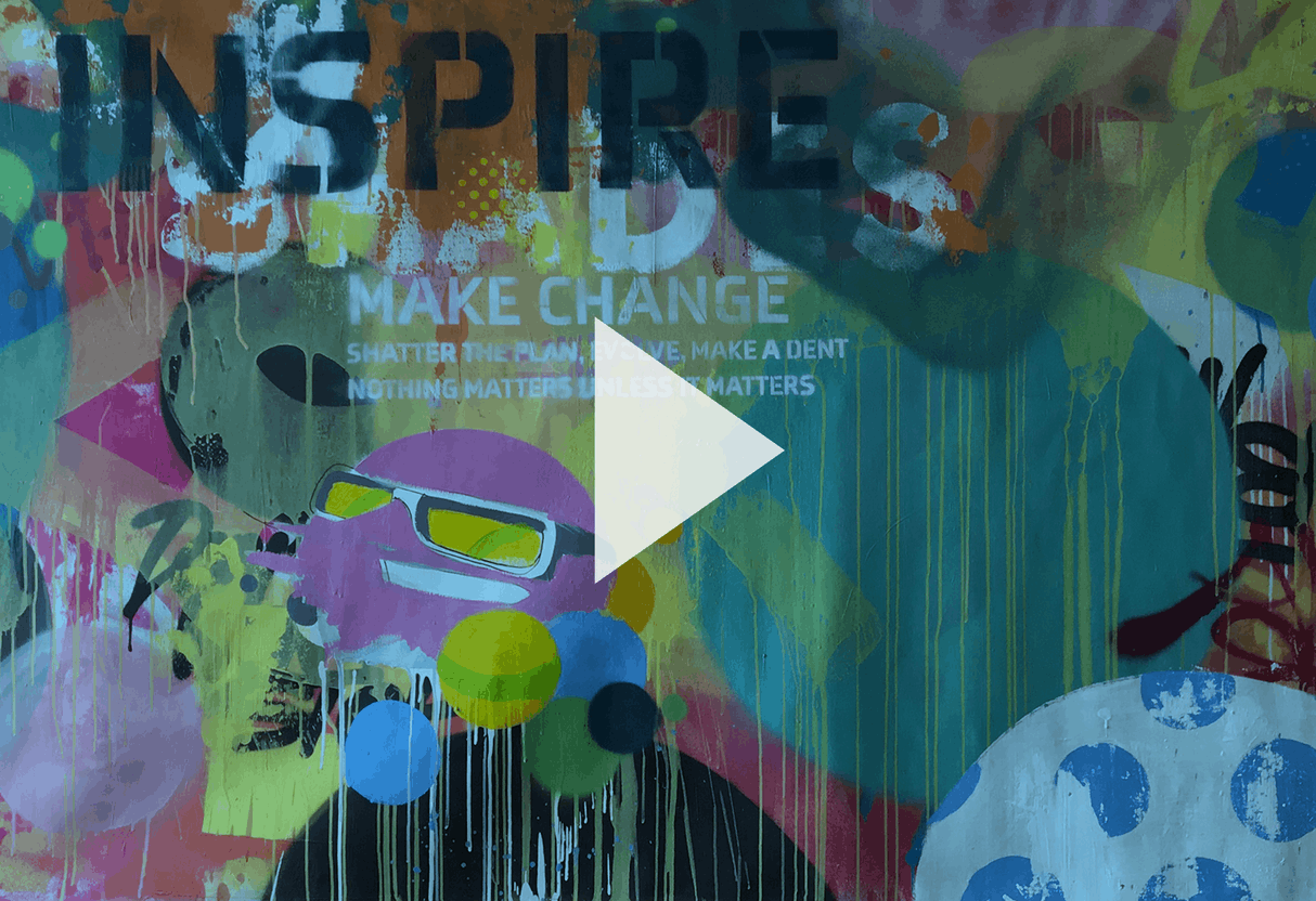 L’architecture, le design et l’art sont désormais des éléments indissociables provoquant des émotions et permettant à des lieux de devenir des environnements d’exception où vivre et travailler. Sumo / Eaglestone 