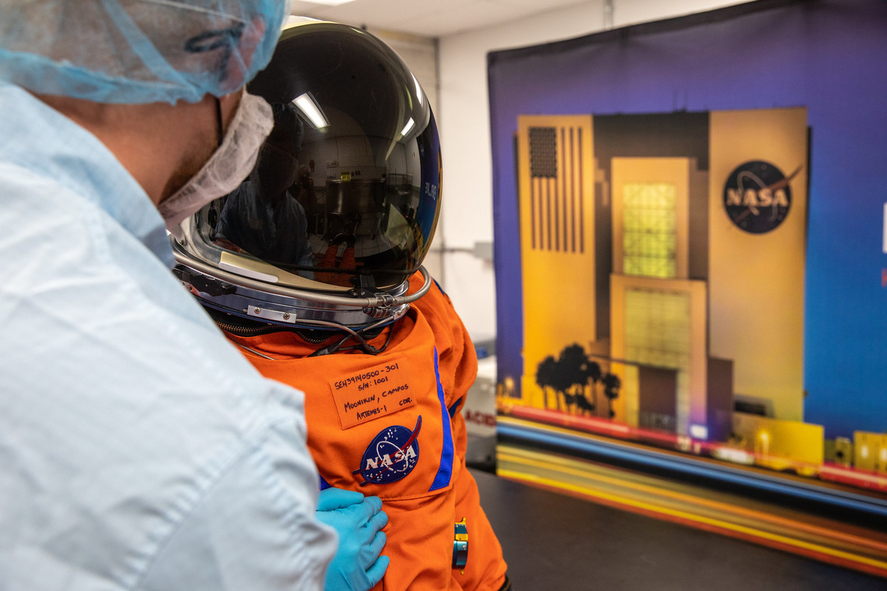 Moonikin Campos was installed in the Orion capsule. The mannequin is dressed in the future orange suit that astronauts will wear from May 2024 to protect against radiation. (Photo: Nasa)