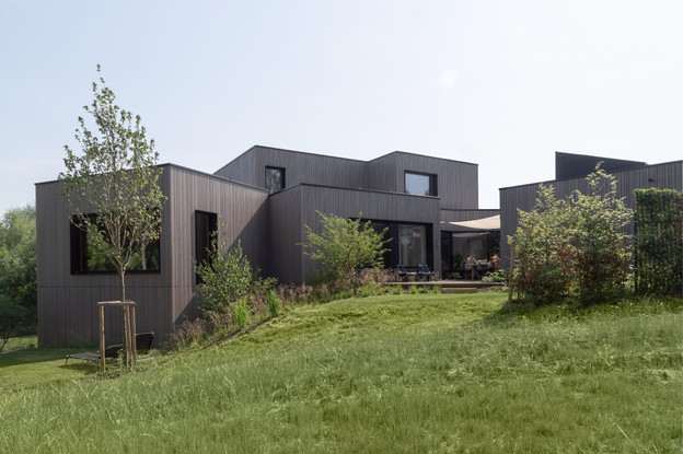 La maison se compose de huit blocs articulés sur un terrain en pente. (Photo: Bohumil Kostohryz)