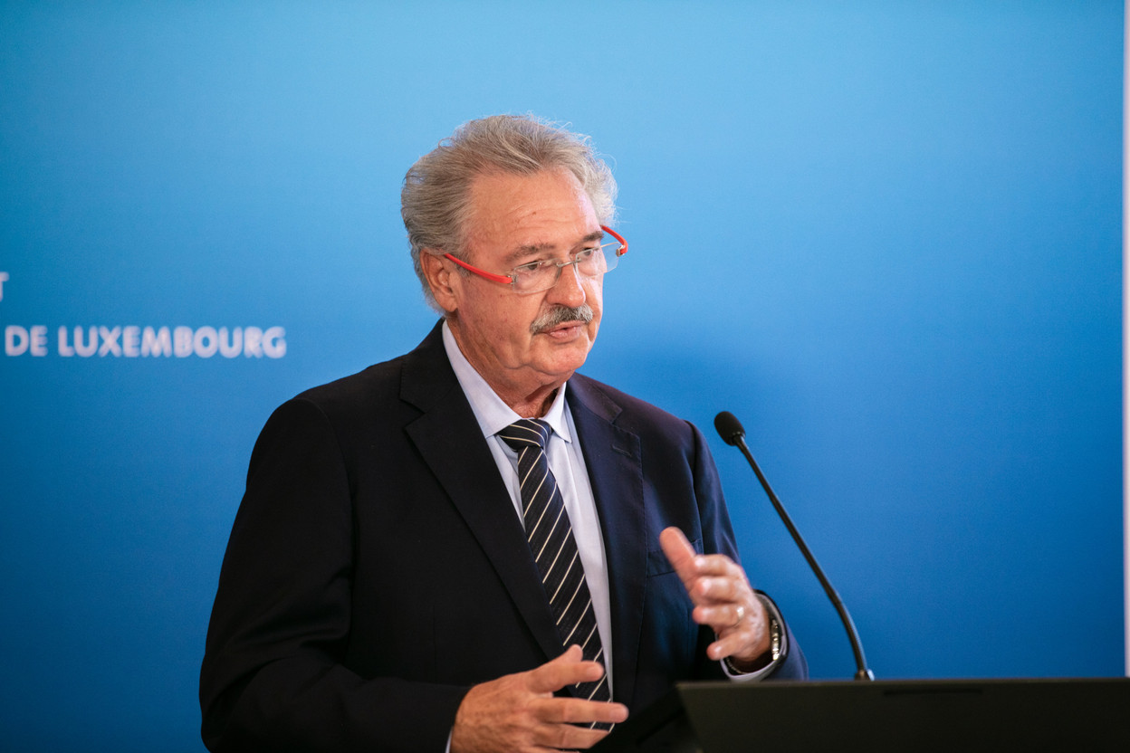 Foreign minister Jean Asselborn (pictured during a 2021 press conference) during a visit by UNRWA commissioner general Philippe Lazzarini to Luxembourg on 15 June 2023 called on Arab Gulf states to pay more to the refugee organisation. Library photo: Romain Gamba / Maison Moderne