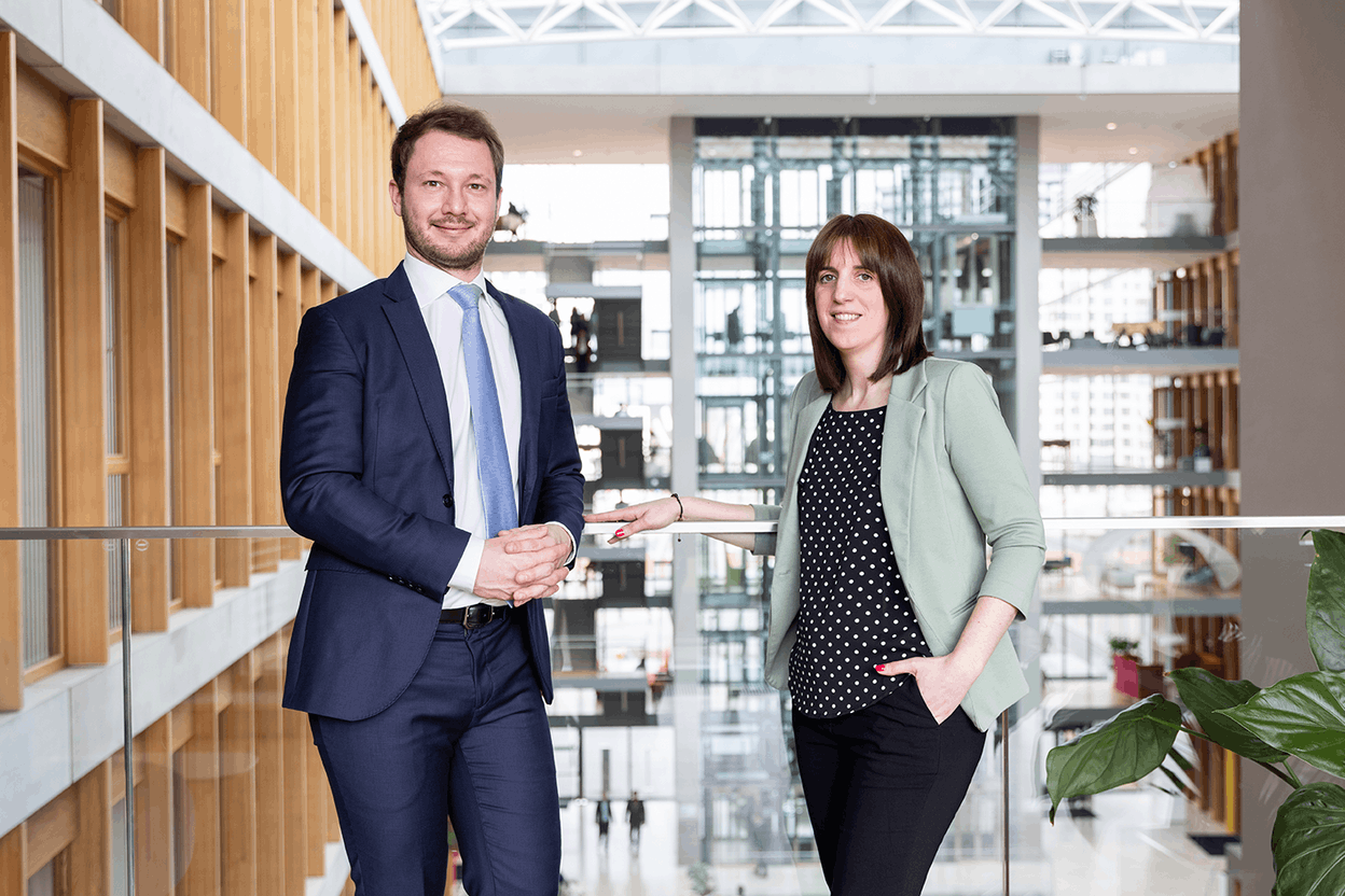 Eric Weber et Sabrina Alvaro font partie de l’Employment Law Team et accompagnent les entreprises en matière de droit du travail.  Eva Krins (Maison Moderne)