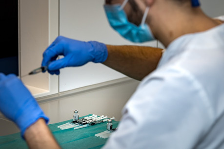 46% des près de 60.000 personnes inscrites sur la liste de volontaires ont reçu une première dose du vaccin AstraZeneca. 27.000 doses ont ainsi été administrées. (Photo: Nader Ghavami/Maison Moderne)