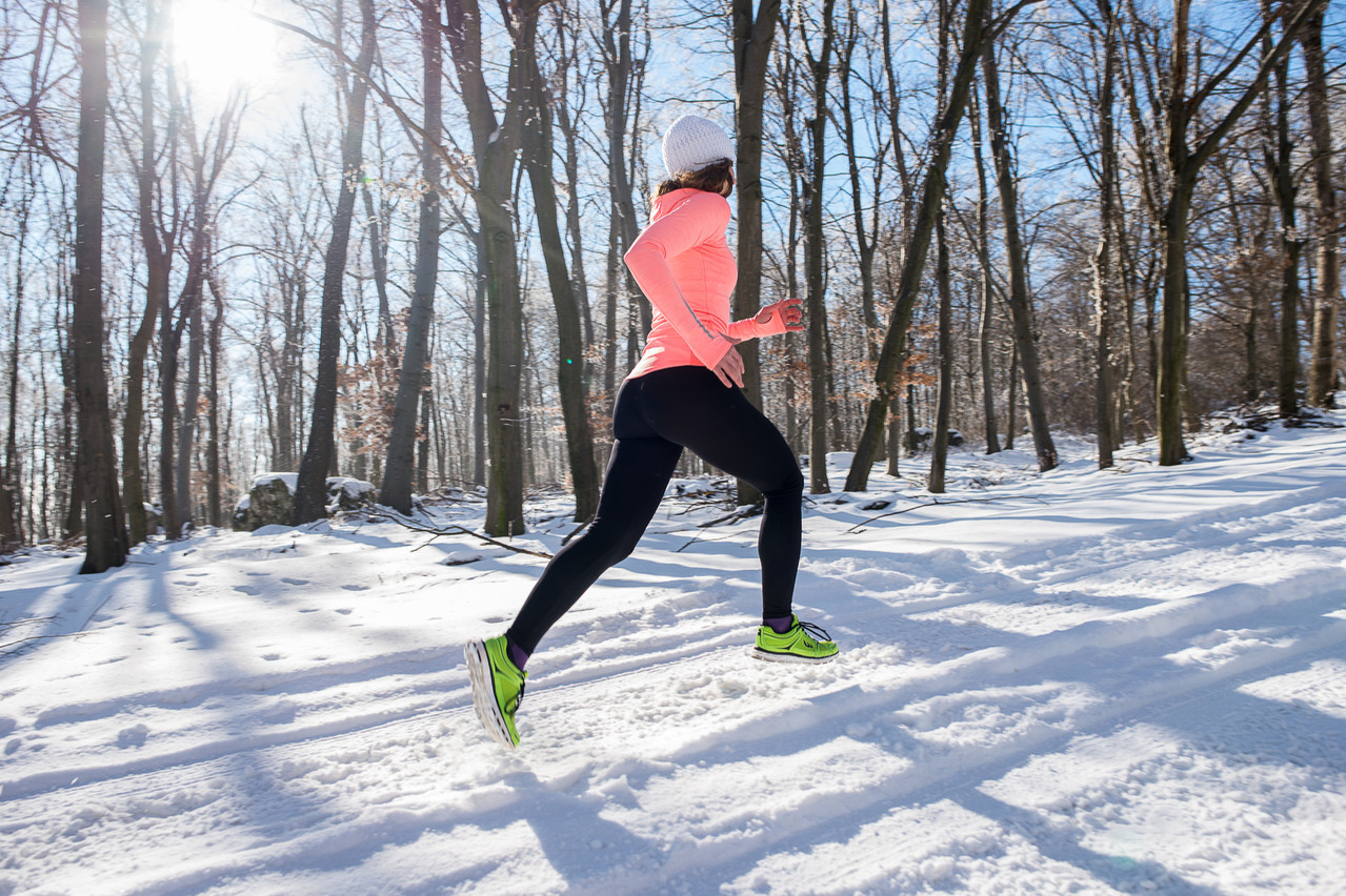 Courir est une bonne manière de profiter des paysages enneigés. Mais autant ne pas terminer complètement frigorifié.  (Photo: Shutterstock)