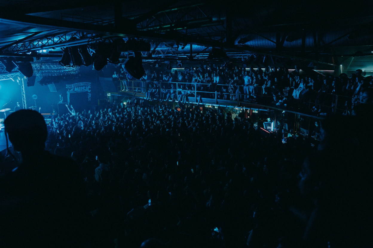 A crowd full of happiness, a room full of energy; den Atelier at its best. (Mick Drulang)