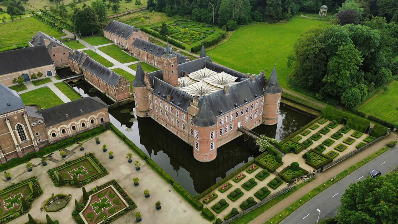 In a castle itself transformed into a fortress protected by thousands of police and military personnel, will the leaders of the 27 be able to find compromises to speed up the European transformation? That is the question. (Photo: Shutterstock)