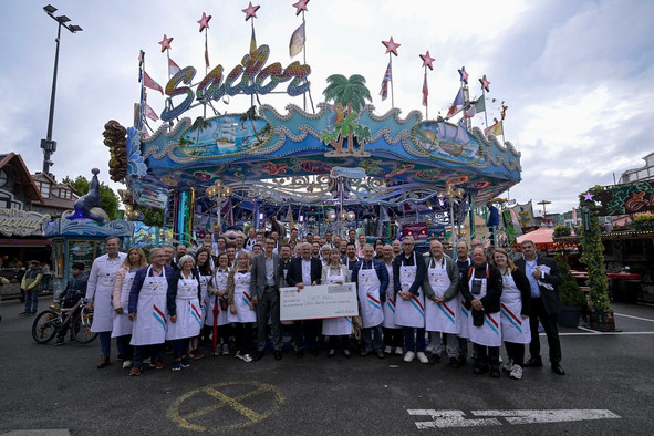 Thanks to the mayors, the Red Cross received a record €6,000 cheque. (Photo: Nader Ghavami/Paperjam)