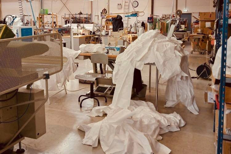 Outre des chemises de protection, l’atelier s’est vu commander des pantalons. (Photo: Eva Ferranti)