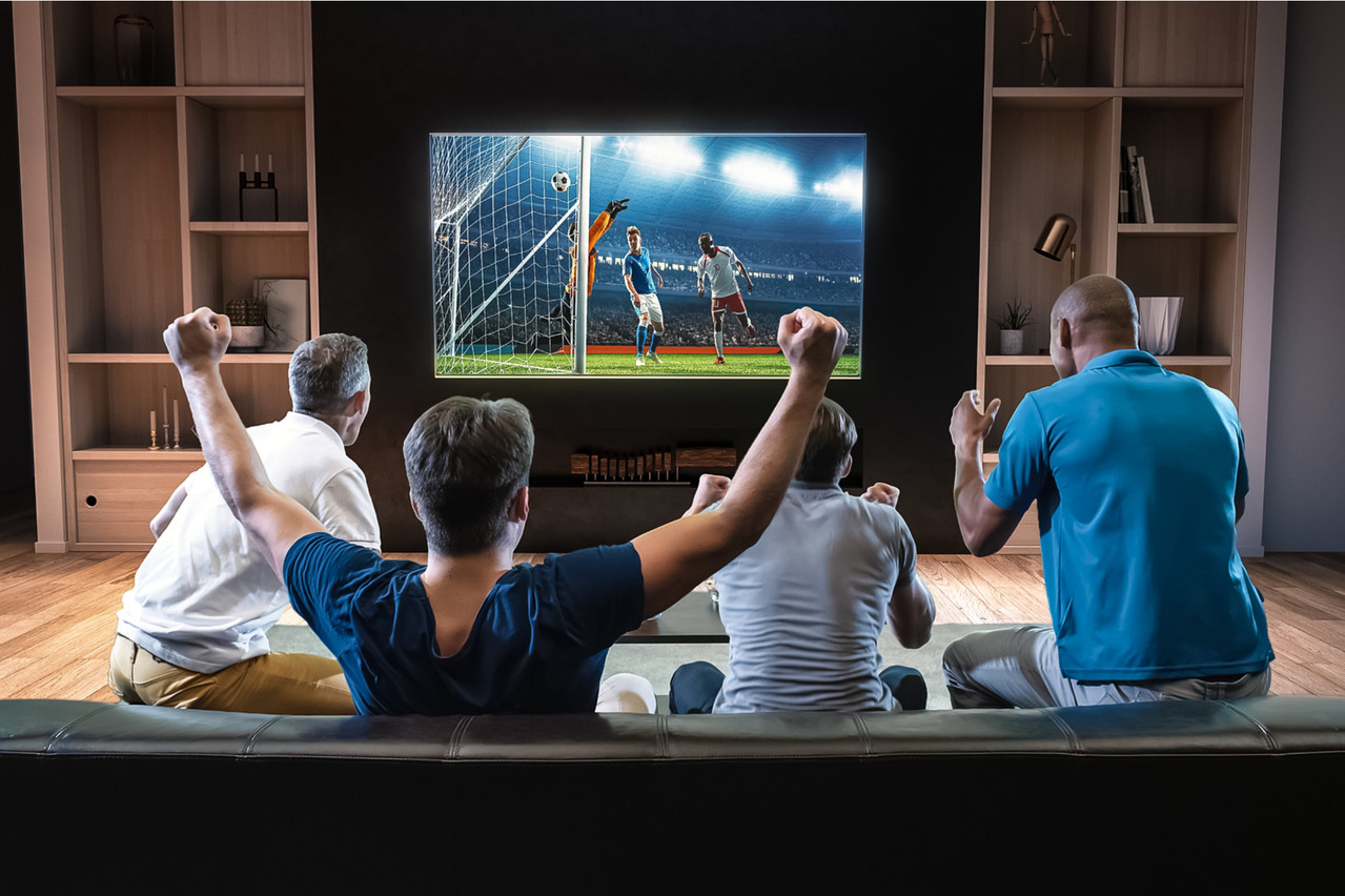 Entendre les spectateurs hurler leur joie dans le stade sans avoir vu le but sur sa télévision: un problème que va régler la synchronisation satellite-OTT. (Photo: Shutterstock)