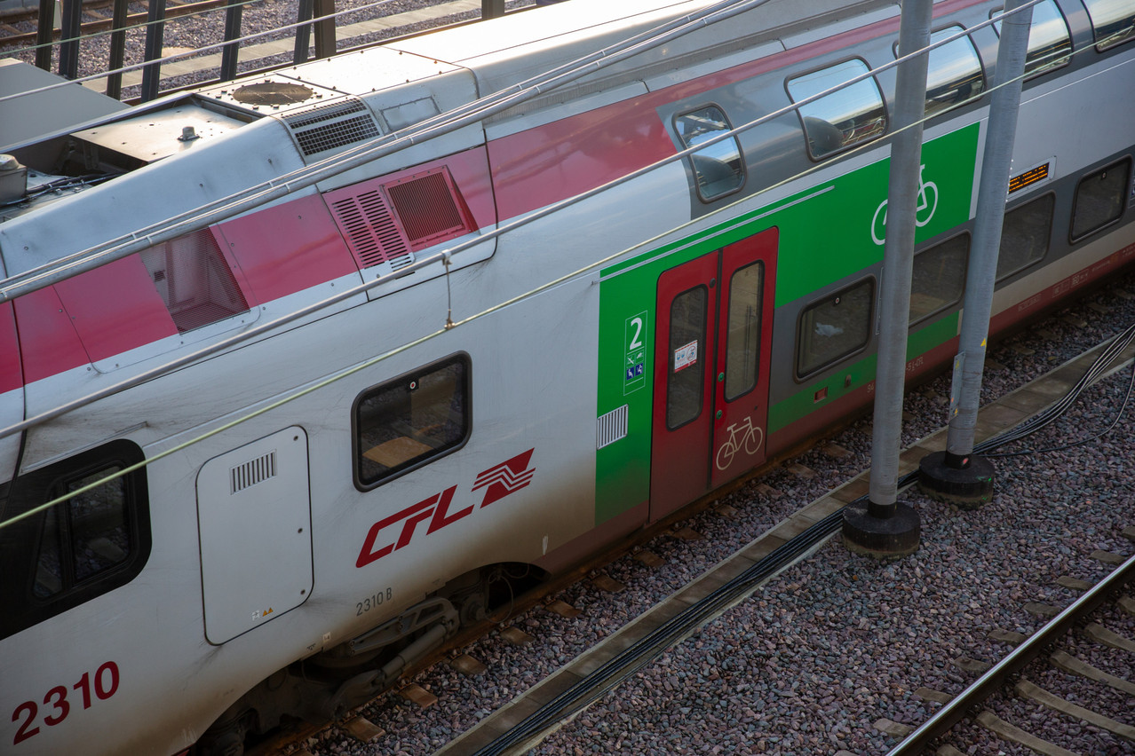 En train, il faut – hors perturbations – environ 10 minutes pour relier Bettembourg à la gare de Luxembourg. L’horaire des bus de substitutions entre les deux gares table sur un temps de trajet de 25 minutes. (Photo: Romain Gamba/Maison Moderne/Archives)