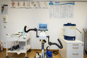 Vélo d’appartement, échelle de rythme, vélo pour bras… les patients disposent de différents outils.  (Photo: Nader Ghavami/Maison Moderne)