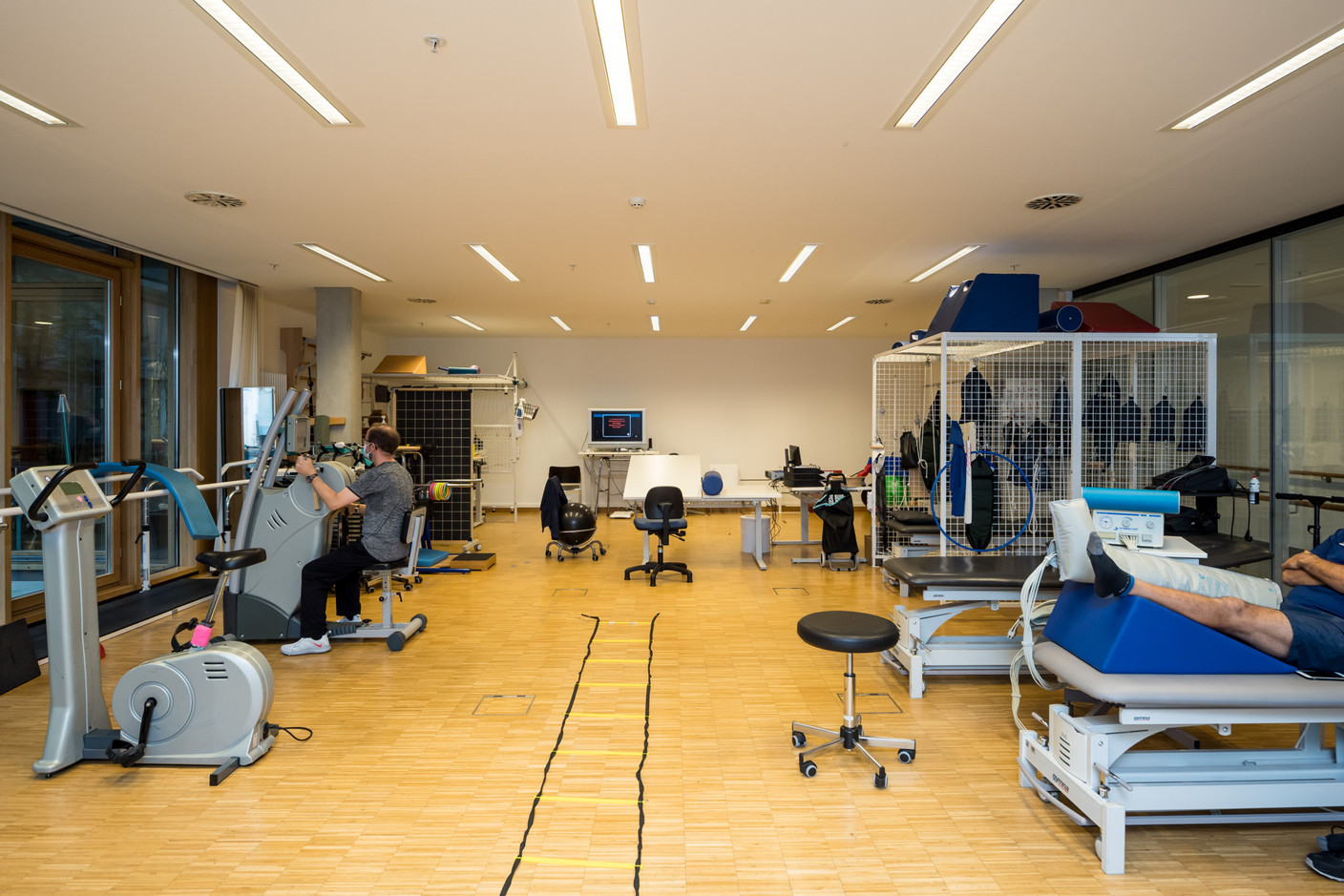 La salle de réhabilitation pour les patients Covid mêle à la fois kinésithérapie et ergothérapie. (Photo: Nader Ghavami/Maison Moderne)