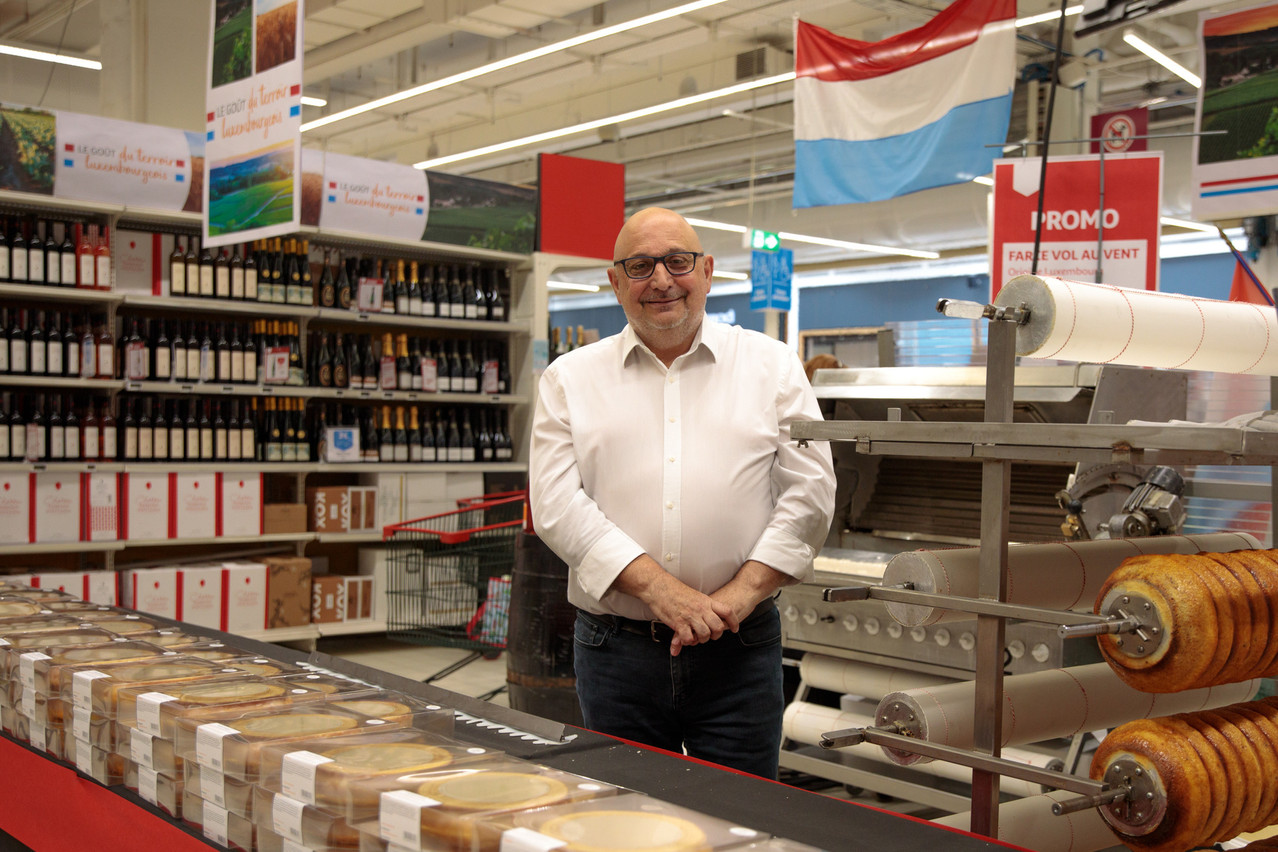 Marc Gueuzurian pilote l’hypermarché Auchan Kirchberg depuis 2012. Il s’agit du premier point de vente ouvert par l’enseigne à l’oiseau rouge au Luxembourg, voici 25 ans. (Photo: Matic Zorman/Maison Moderne)