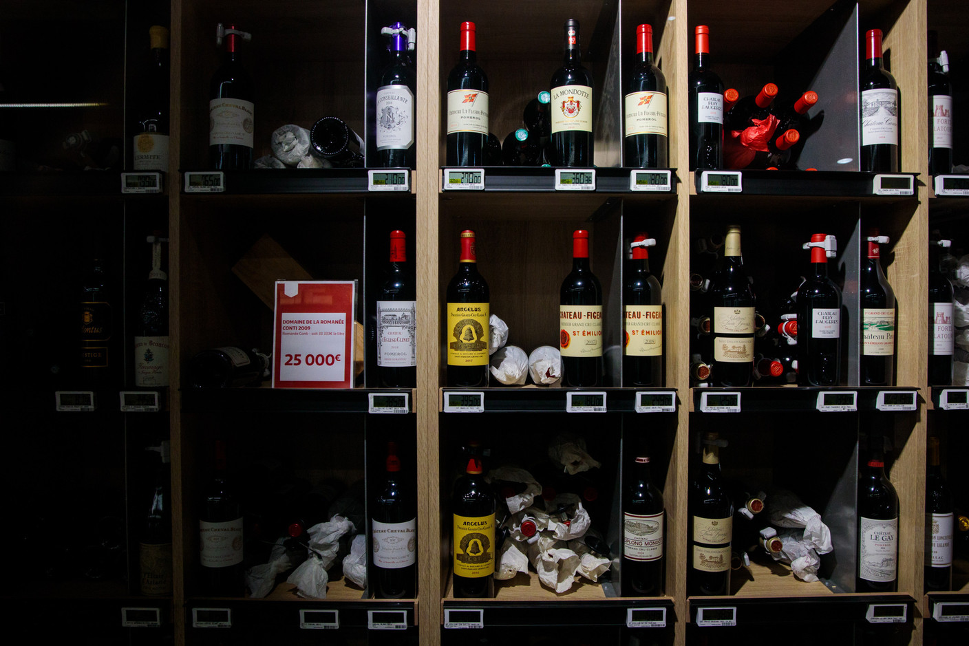 Des bouteilles de vin haut de gamme sont aussi proposées, parmi les 1.500 références que compte le rayon vins.  (Photo: Matic Zorman / Maison Moderne)