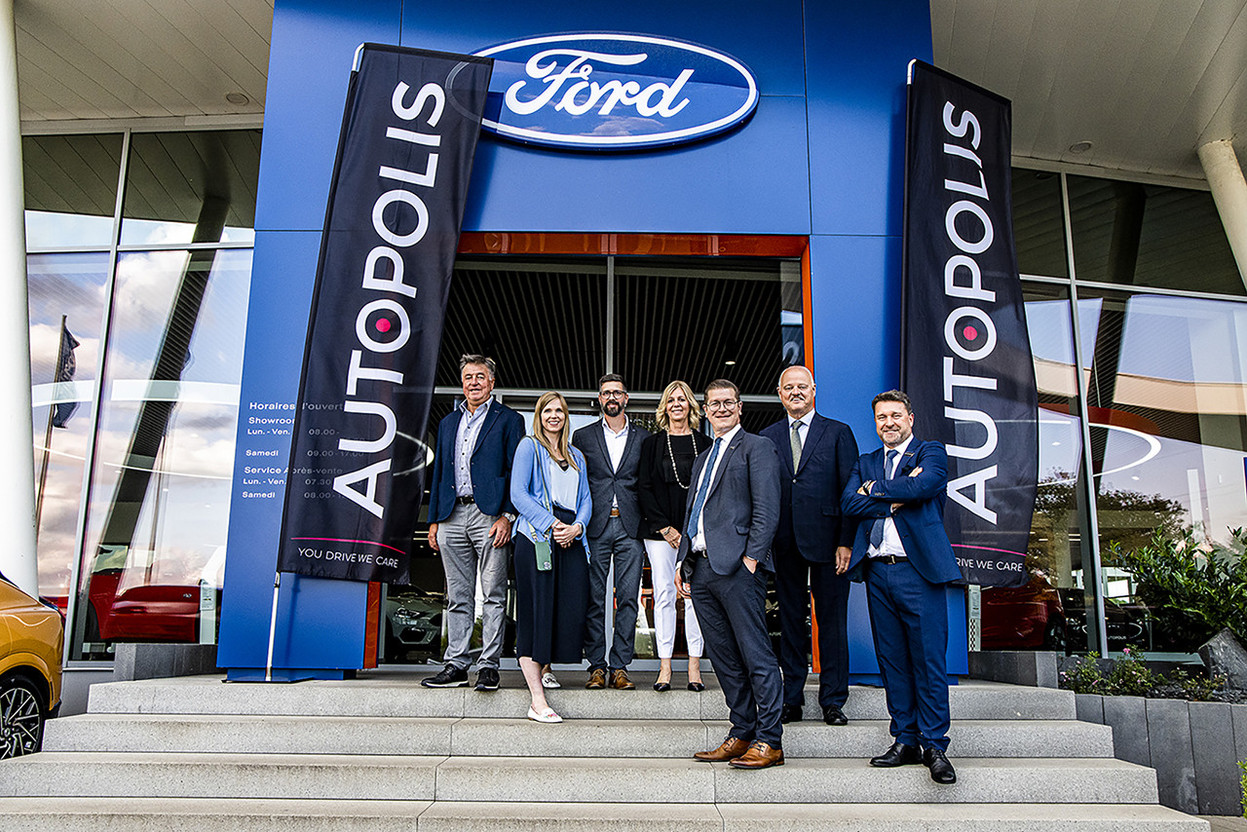 De gauche à droite: Carlo Collé, Carine Collé, Luc Frenguellotti et Sylvie Collé; le CEO de Van Mossel Belux, Koen Claesen; le directeur de Van Mossel Automotive Group, Eric Berkhof, et le CEO d’Autopolis, Marc Devillet.  (Photo: Autopolis)