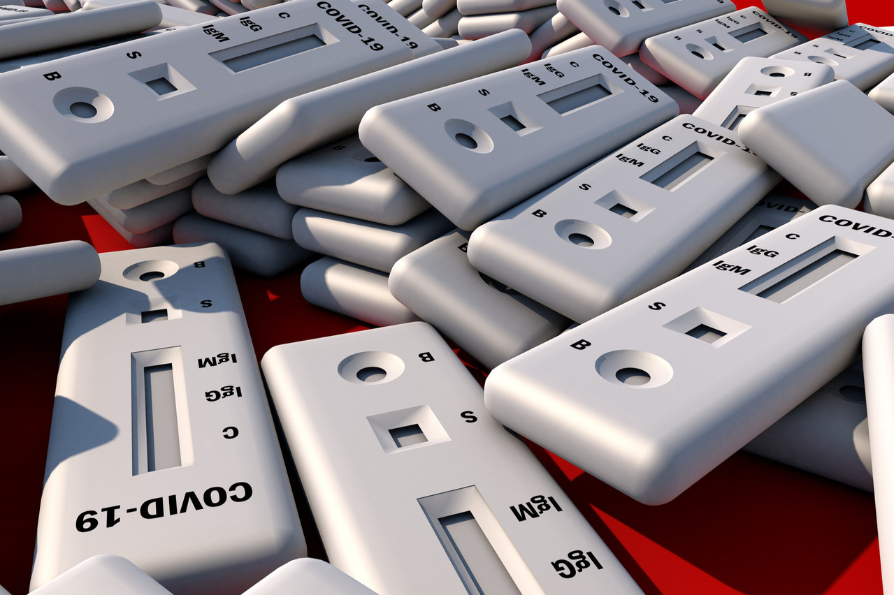 Ces dispositifs composés de plastique contiennent aussi un réactif, sans compter leur emballage en carton. (Photo: Shutterstock)