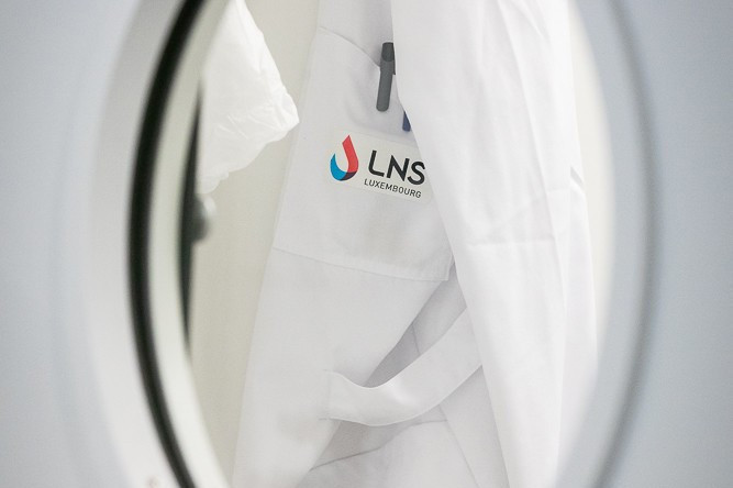 Les autotests salivaires sont actuellement analysés au LNS, afin d’étudier leur efficacité pour le dépistage du Covid-19. (Photo: LNS)
