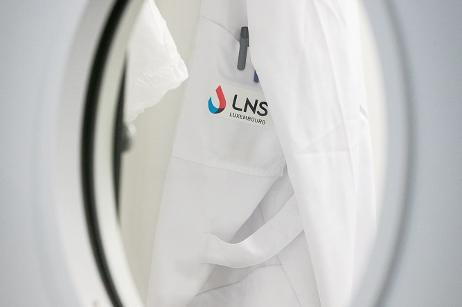 «À ce jour, nous avons reçu 20 tests rapides antigéniques différents à analyser, dont 13 autotests salivaires. Notre équipe de quatre personnes a effectué près de 1.800 tests, sachant que l’on compare toujours les résultats avec la méthode de référence, qui est le test nasopharyngé PCR», explique Nicolas Van Elsué, coordinateur Covid au sein du LNS. (Photo: LNS)