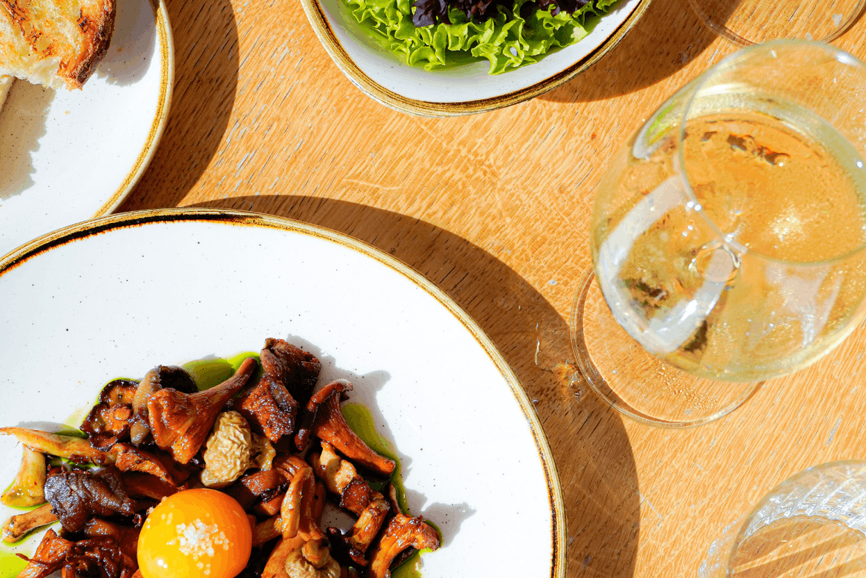 Woodland mushrooms collected by hand by Véronique in the woods near Arlon. Egg yolk, parsley oil and toast. Photo: Service Marketing Bon Appétit
