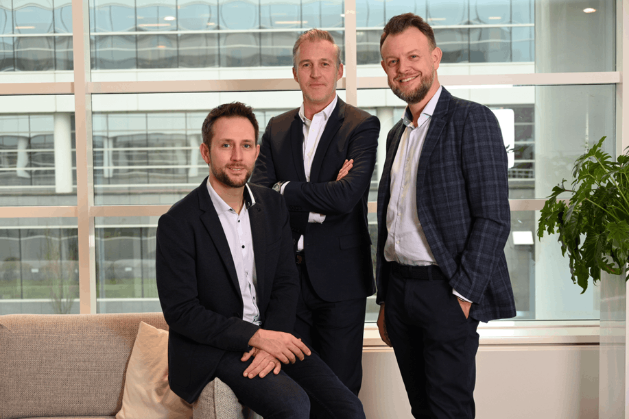 De gauche à droite: Steve Heggen, head of technologies & innovation chez Fujitsu Luxembourg; Dirk Vander Ghinst, country lead Luxembourg & digital identity advisor chez itsme® et Cédric Jadoul, managing director de Fujitsu Luxembourg. (Photo: Fujitsu Luxembourg - Jeanne Labrette) 