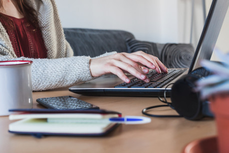 La VDI permet ainsi d’accéder à distance à son «bureau virtuel» et à toutes ses applications depuis n’importe quel poste de travail, sans transmission ni copie physique de données sur le poste utilisé. (Photo: Shutterstock)