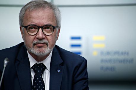 Le président de la BEI, Werner Hoyer, a annoncé une enveloppe de 700 millions d’euros débloqués dans l’urgence au bénéfice du gouvernement ukrainien. (Photo: Shutterstock)