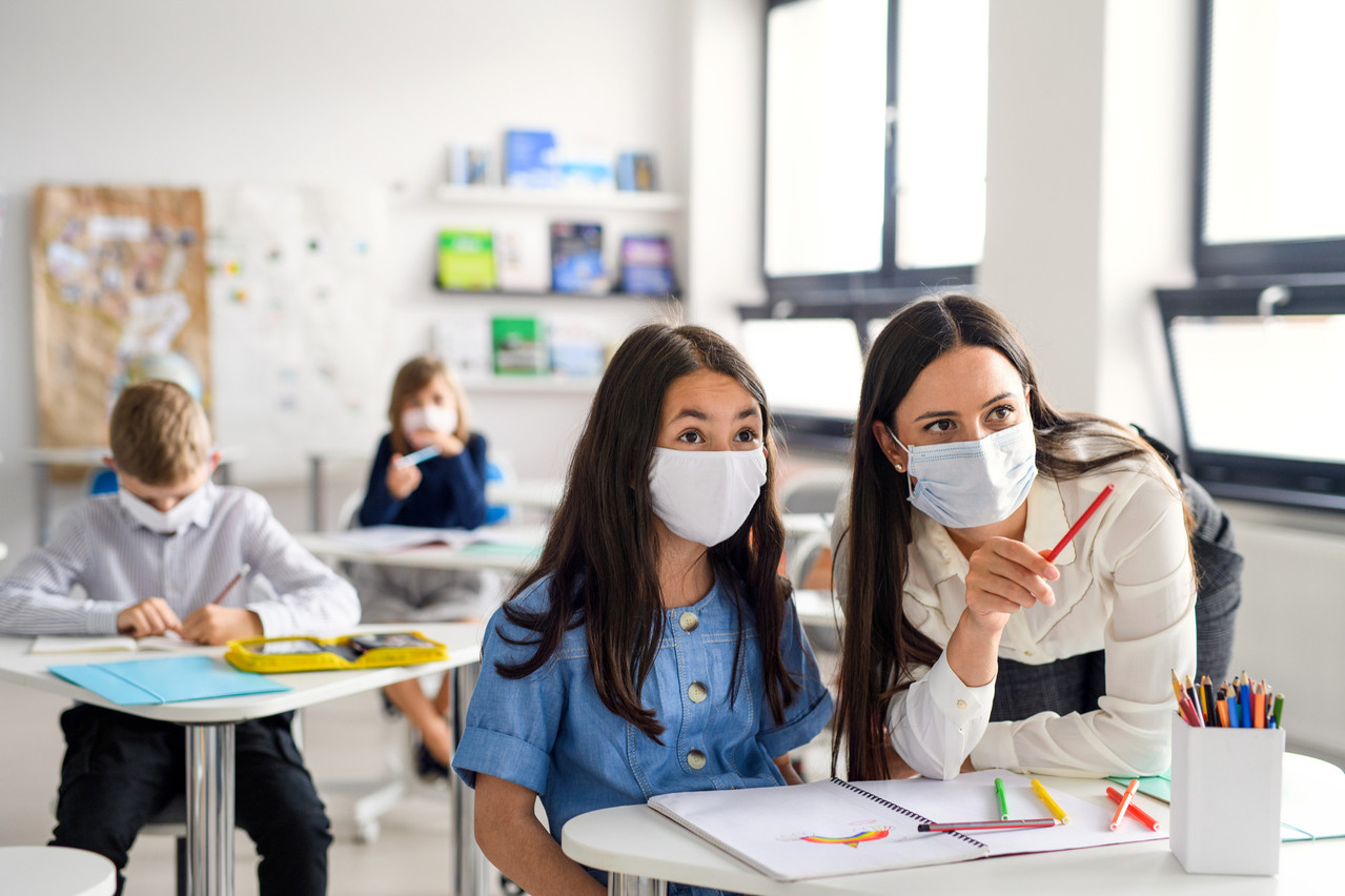 Dans l’ensemble, le dispositif sanitaire mis en place lors de l’année scolaire précédente – mesures graduelles en fonction de scénarios préétablis – «a bien fonctionné», juge-t-on au ministère. Il devrait donc être «reconduit, mais adapté» pour certains aspects encore à définir. (Photo: Shutterstock)