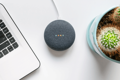 Via son assistant Google Home, Google veut tester une méthode de paiement par la voix. (Photo: Shutterstock)
