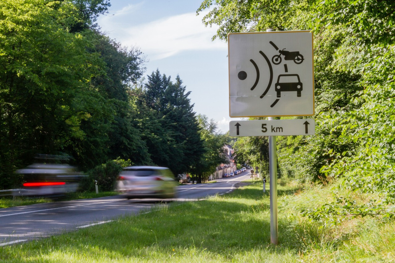 Average speed cameras measure speed over a specific distance, preventing that drivers slow down before a radar and then speed up again. Photo: Shutterstock