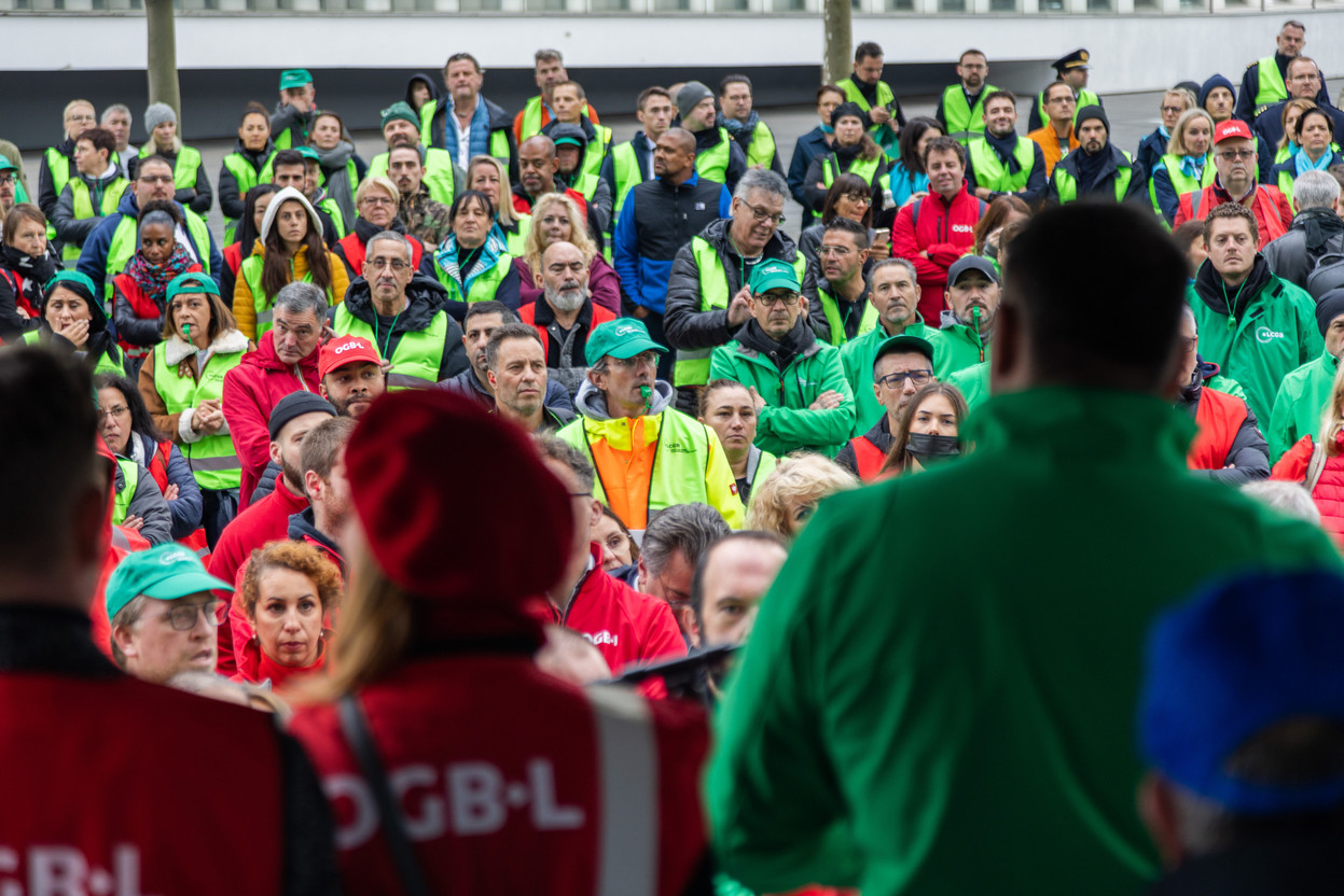 The union calls the treatment of staff unacceptable and demands better working conditions and a lighter workload for Luxair staff.  Romain Gamba